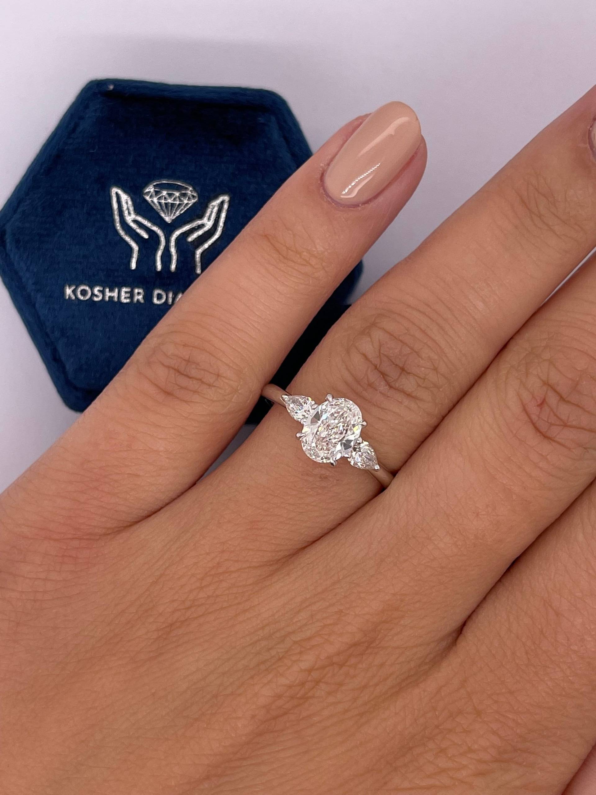 1.30 Karat D Vvs2 Ovaler Diamant-Verlobungsring, Im Labor Gewachsener Erstellter Drei-stein-Diamantring, Seitliche Birnendiamanten 1.30 Karat D Vvs2 Ovaler Diamant-Verlobungsring, Im Labor Gewachsener Erstellter Drei-stein-Diamantring, Seitliche Birnendiamanten von KosherDiamond