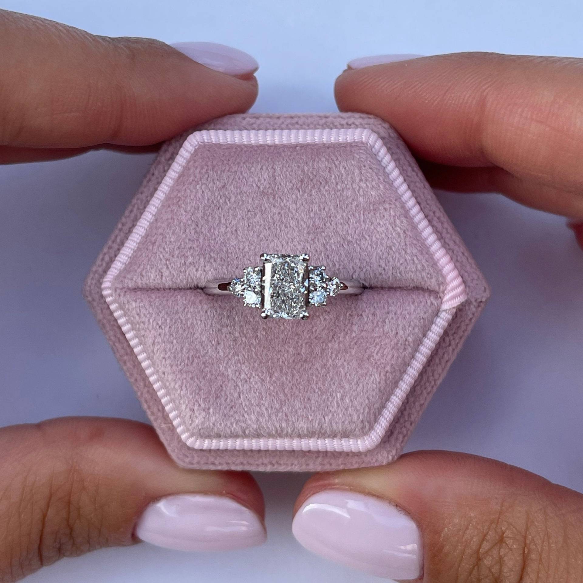 1.30 Karat E Farbe Vvs2 Klarheit Igi-Zertifizierter Diamant-Verlobungsring Mit Strahlendem Schnitt, 14K Weißgold 1.30 Karat E Farbe Vvs2 Klarheit Igi-Zertifizierter Diamant-Verlobungsring Mit Strahlendem Schnitt, 14K Weißgold von KosherDiamond