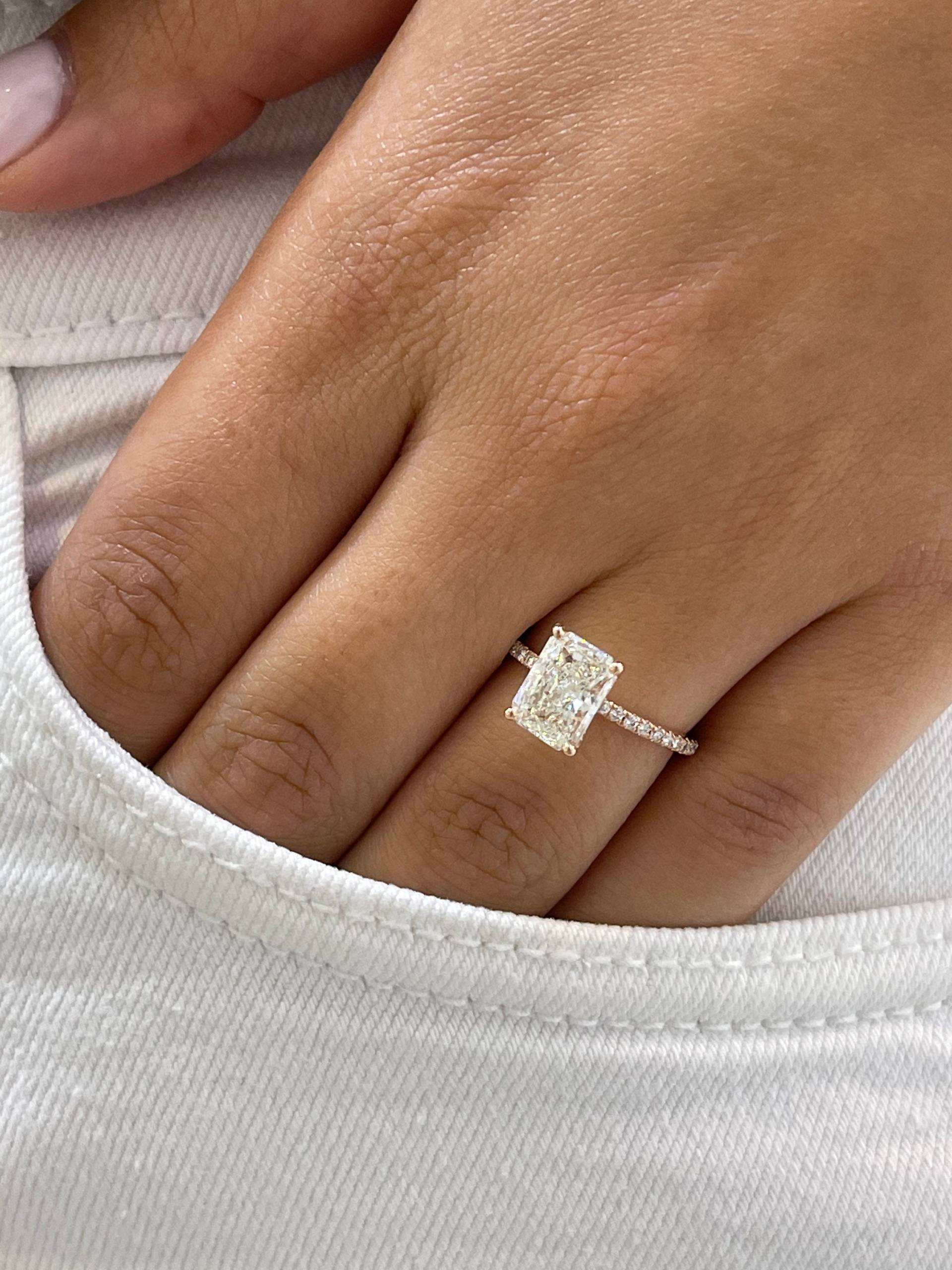 2, 25 Carat G Vs1 Radiant Cut Lab Grown Diamant Solitär Verlobungsring Versteckter Heiligenschein Mit Seitlichen Runden Diamanten 14K Roségold von KosherDiamond