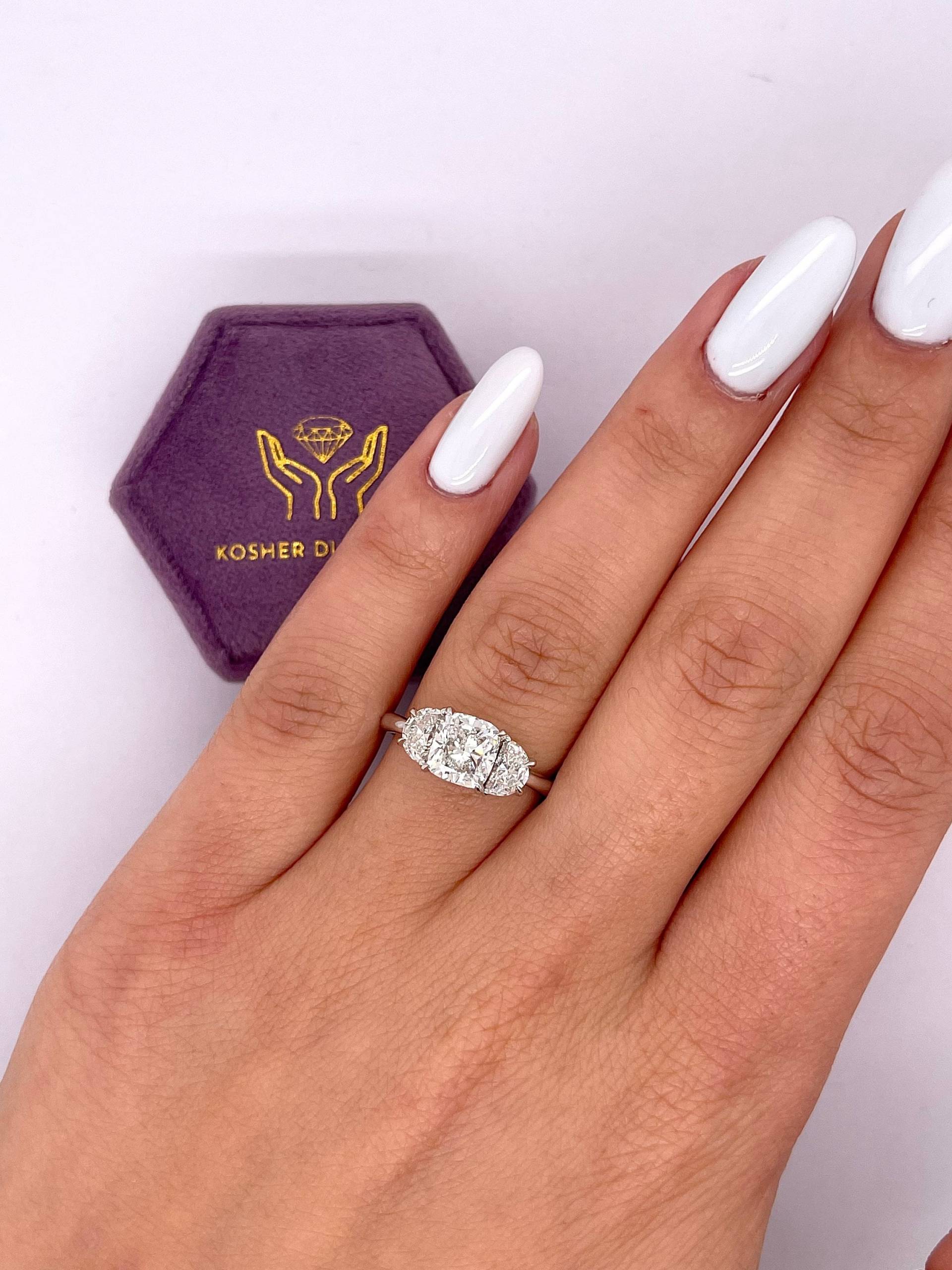 2 Karat F/Vs2 Igi Zertifizierter Kissen Diamant Verlobungsring, Labor Gewachsener Dreistein Diamant-Verlobungsring, Halbmondform Seitliche Diamanten von KosherDiamond