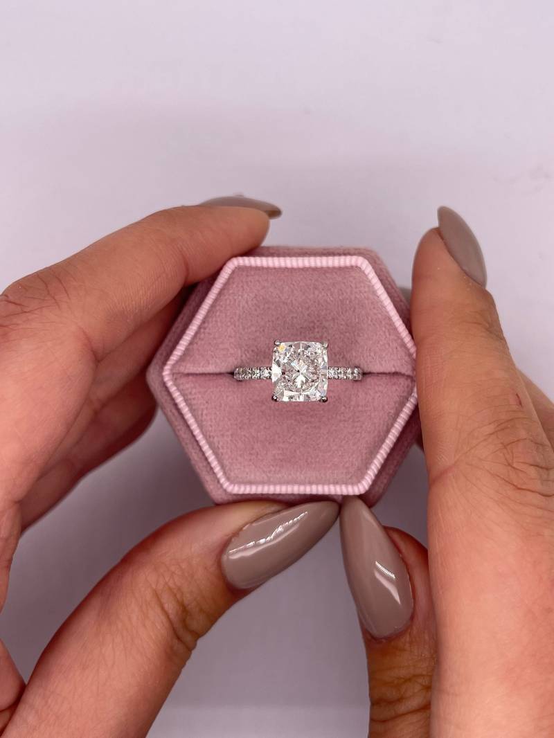 2.30 Karat F/Vs1 Quadrat Kissenschliff Labor Gewachsen Igi-Zertifizierter Diamant Solitär Versteckter Halo-Verlobungsring Seitlich Runde von KosherDiamond