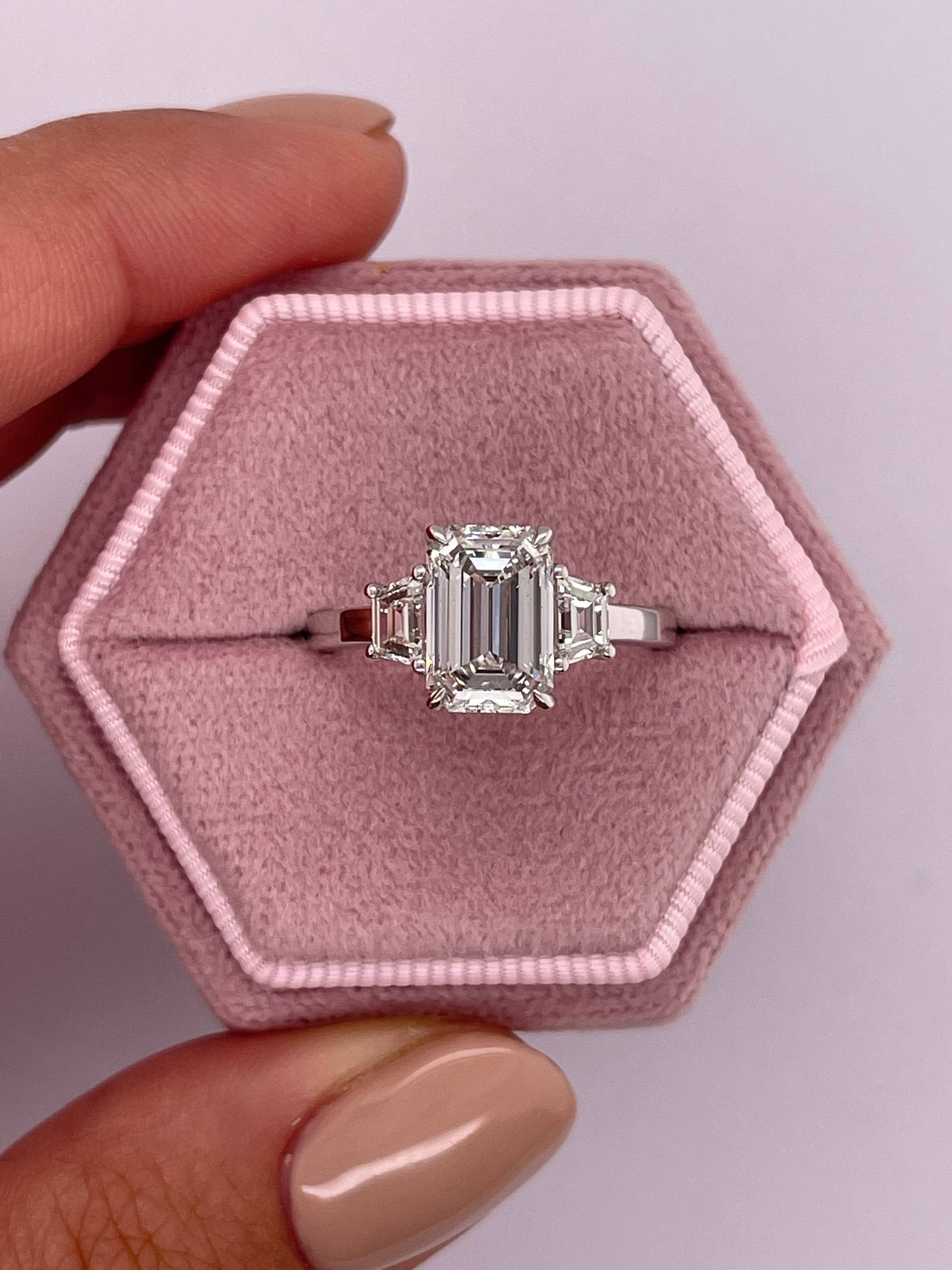 2.5 Karat E/Vvs2 Lab Grown Smaragd Schliff Diamant Verlobungsring, Drei Stein Ring Seitliche Trapez Diamanten, 18K Weißgold von KosherDiamond