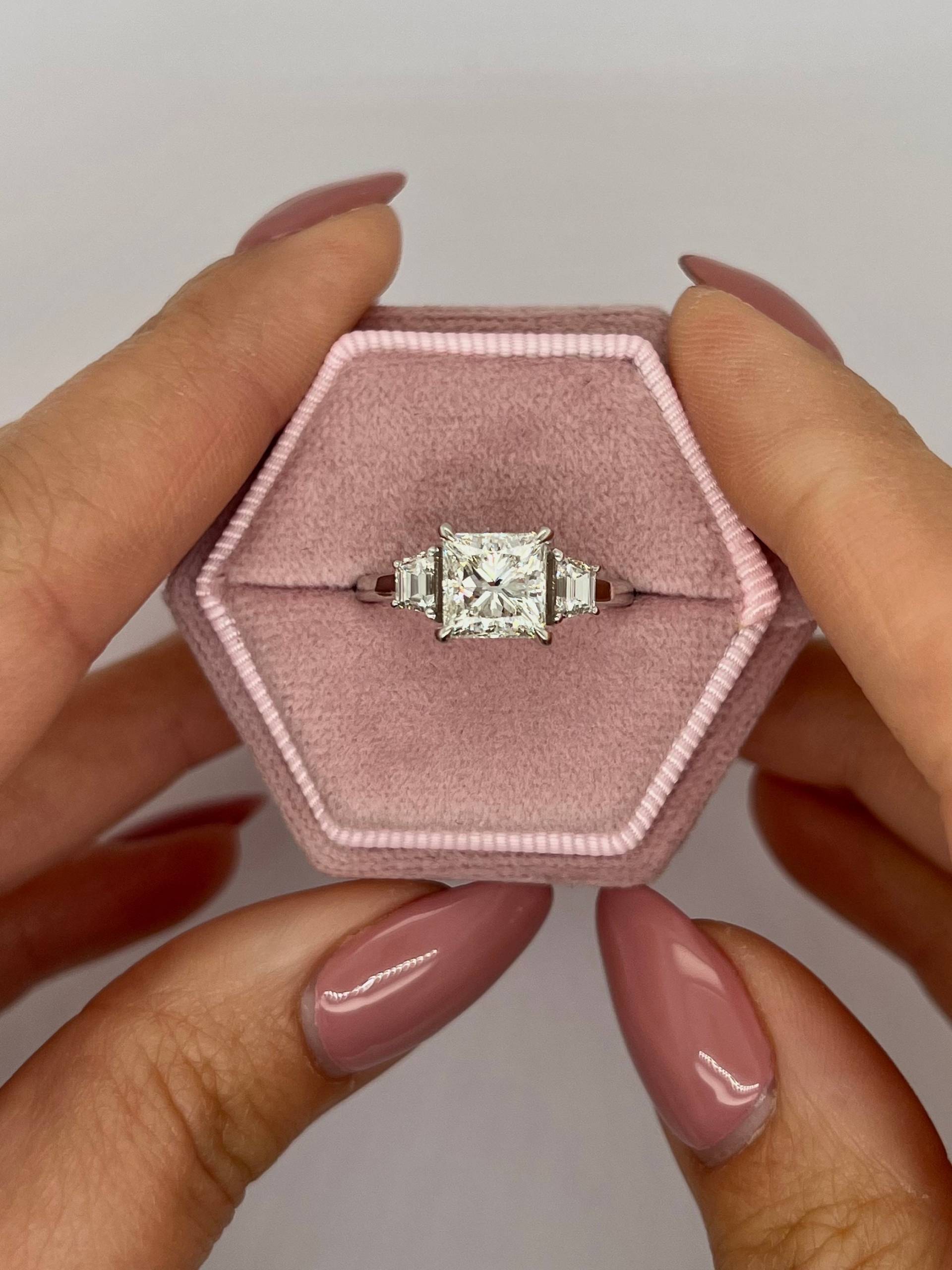 2.5 Karat Igi Certified F Farbe Vvs2 Klarheit Princess Cut Drei Stein Laborgewachsene Diamant-Verlobungsring, Seitliche Trapezförmige Diamanten 18K von KosherDiamond