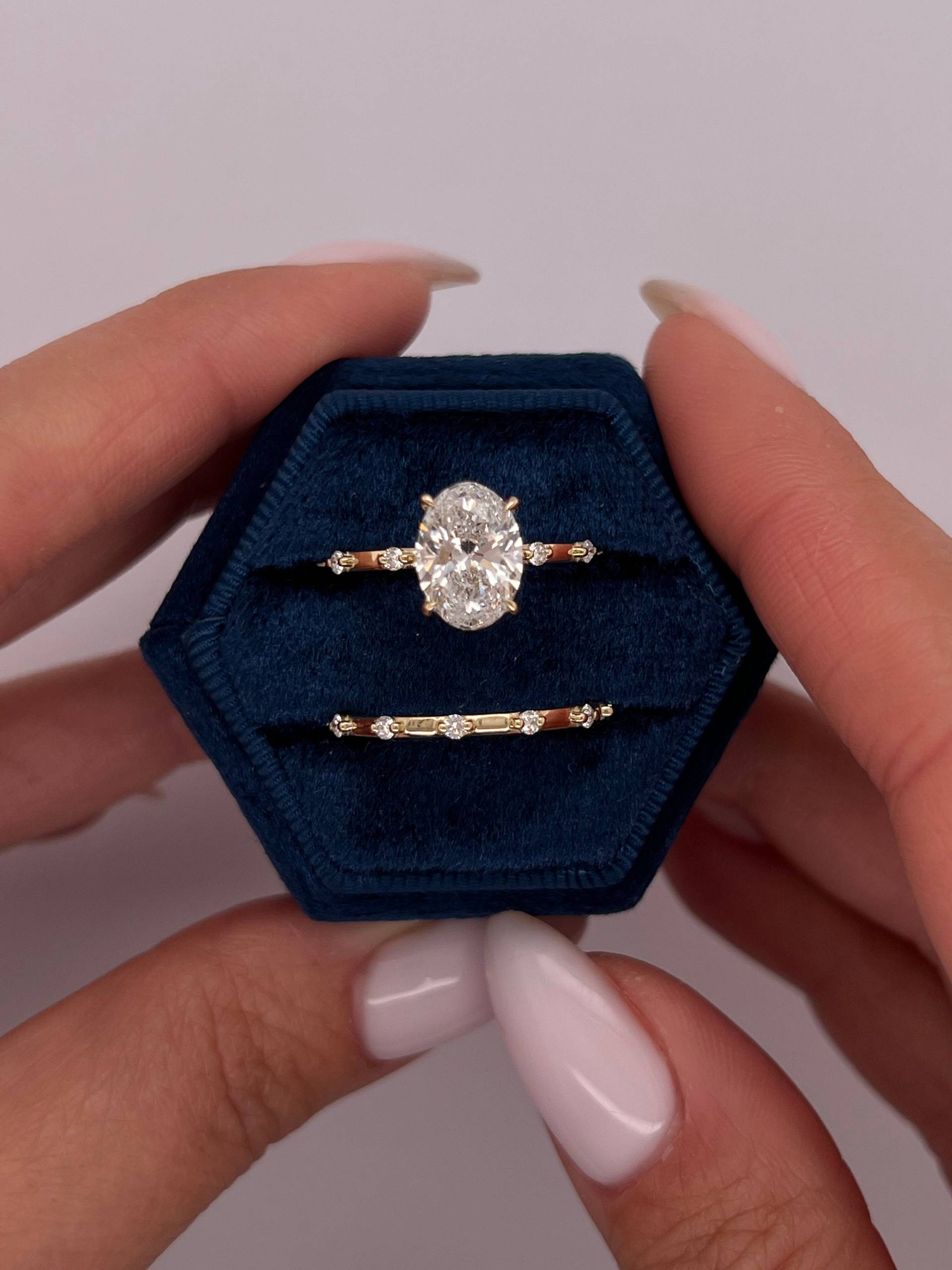 2.5 Karat Igi Zertifiziert D/Vvs2 Oval Labor Diamanten Zierliche Verlobungsring Set, Passende Runde Side Ehering 585 Gelbgold von KosherDiamond