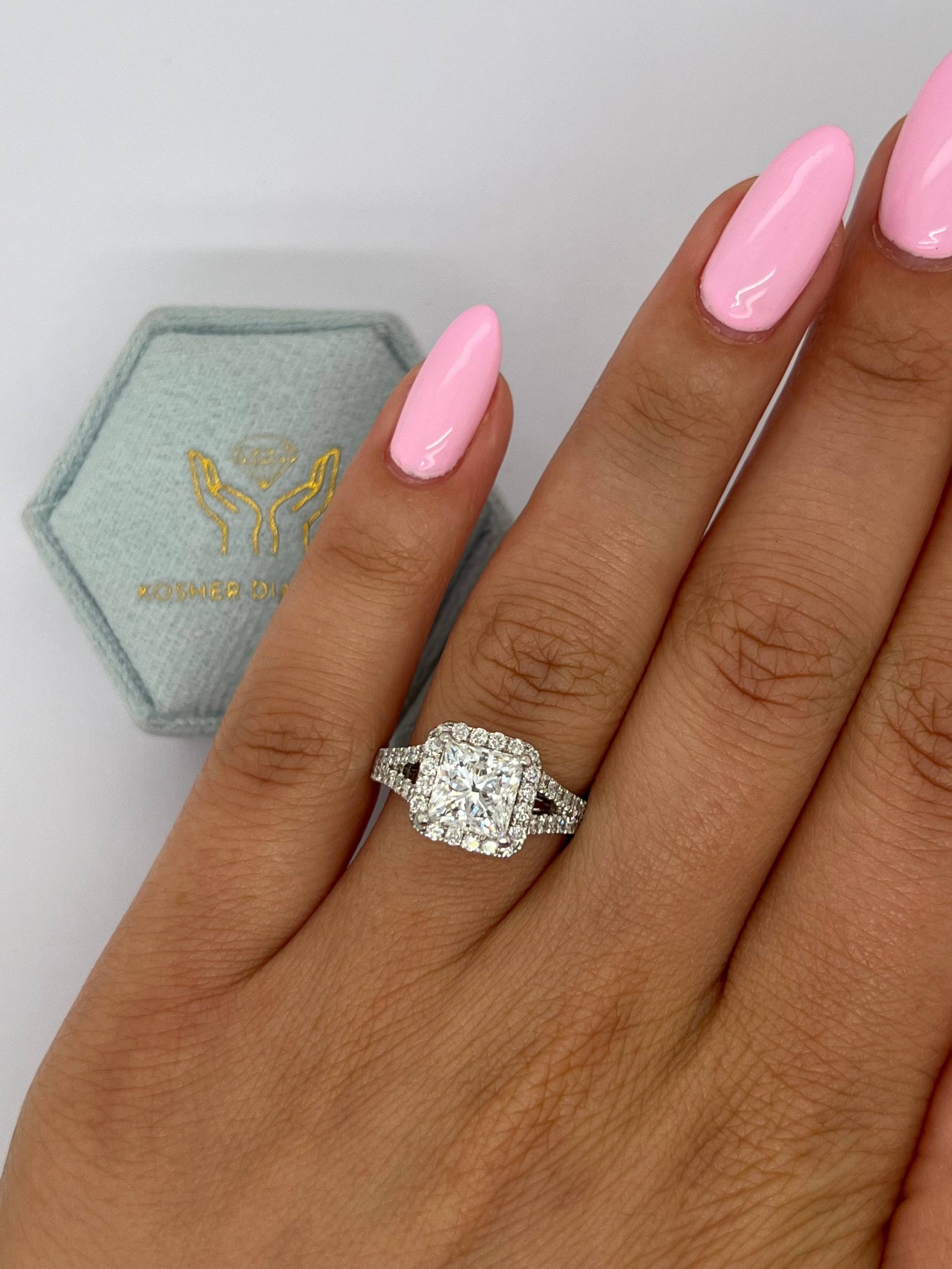 2.50 Karat E/Vvs2 Igi Zertifizierter Princess Cut Lab Grown Diamant Halo Split Shank Verlobungsring. Runde Seitliche Diamanten, 14K Weißgold 2.50 Karat E/Vvs2 Igi Zertifizierter Princess Cut Lab Grown Diamant Halo Split Shank Verlobungsring. Runde Seitliche Diamanten, 14K Weißgold von KosherDiamond