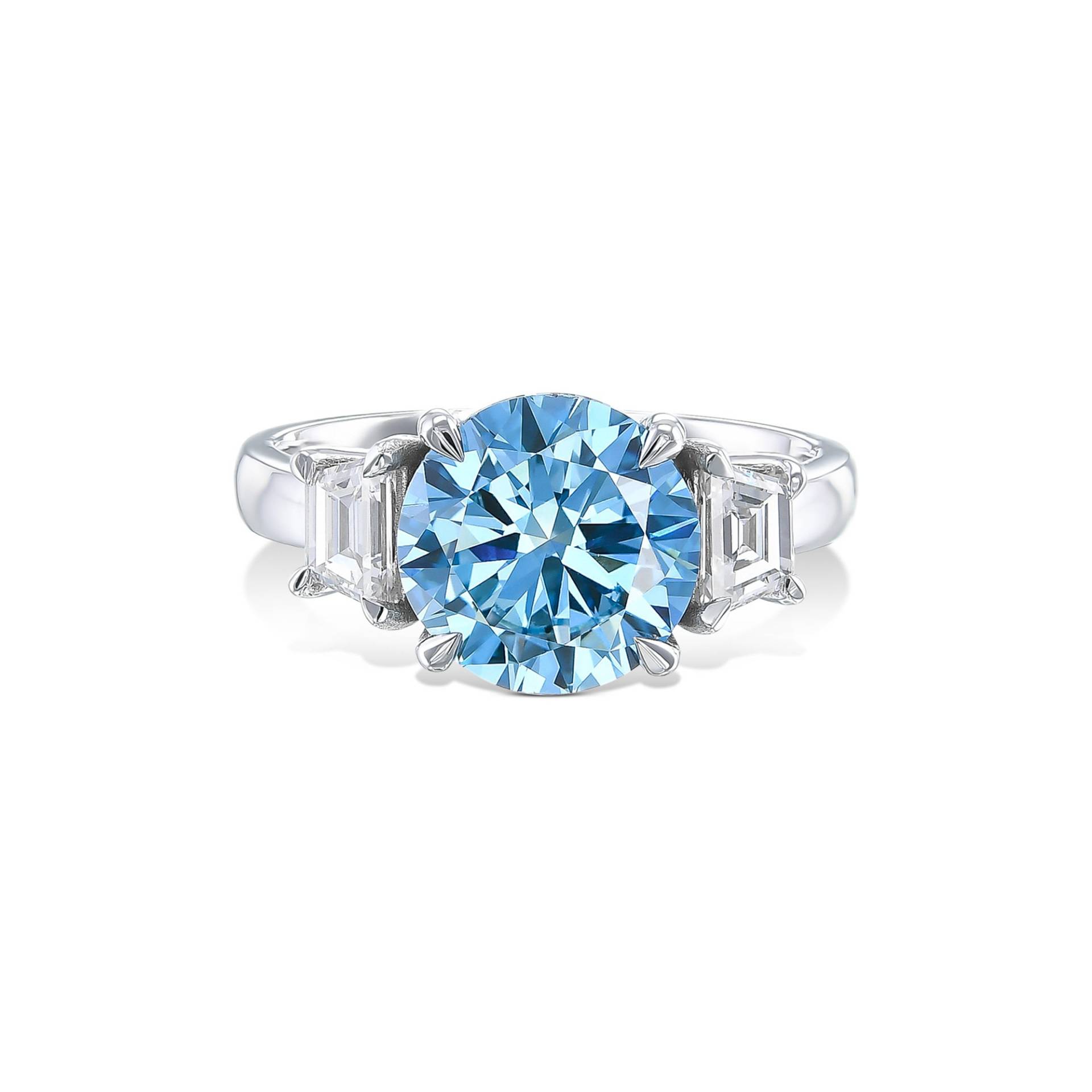 3, 65 Karat Fancy Vivid Blue Vs1 Lab Grown Rundschliff Diamant Verlobungsring, Drei Stein Seitliche Trapezdiamanten von KosherDiamond