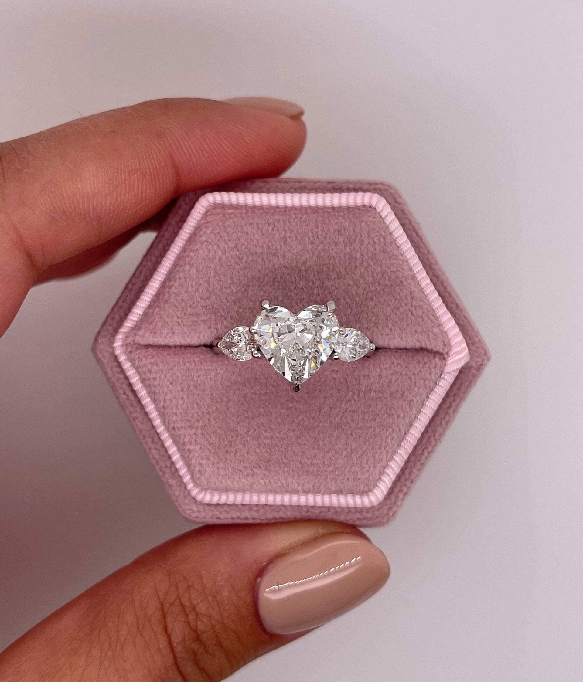 3 Karat F/Vs1 Herzform Diamant-Verlobungsring, Drei-stein-Labordiamant-Ring, Birnenform-Seitendiamanten, 750 Weißgold von KosherDiamond