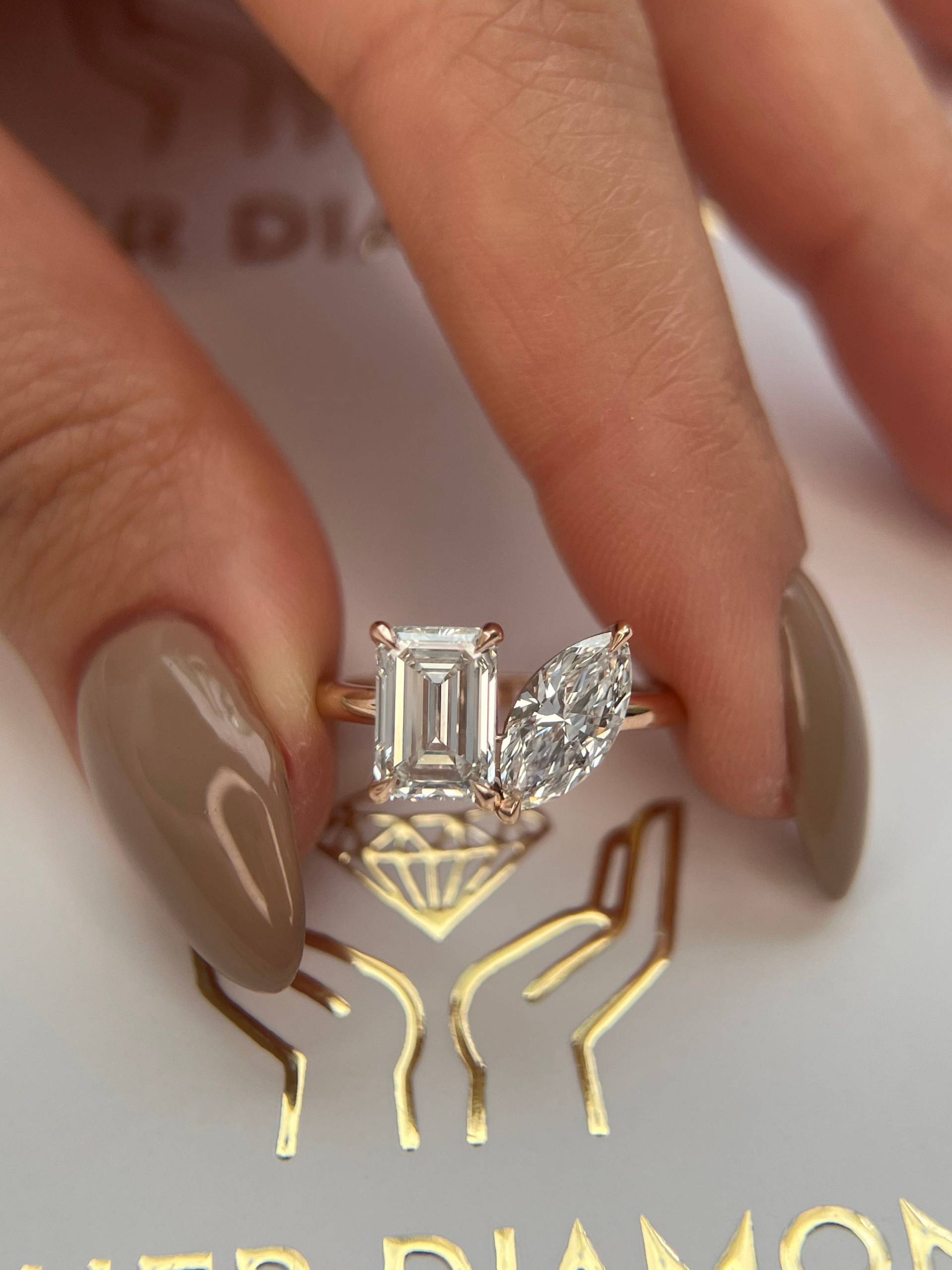 3 Karat F/Vvs2 Igi Certified Marquise + Emerald Cut Zwei Stein Lab Diamant Verlobungsring, 14K Roségold, Toi Et Moi Ring, You & Me Ring 3 Karat F/Vvs2 Igi Certified Marquise + Emerald Cut Zwei Stein Lab Diamant Verlobungsring, 14K Roségold, Toi Et Moi Ring, You & Me Ring von KosherDiamond
