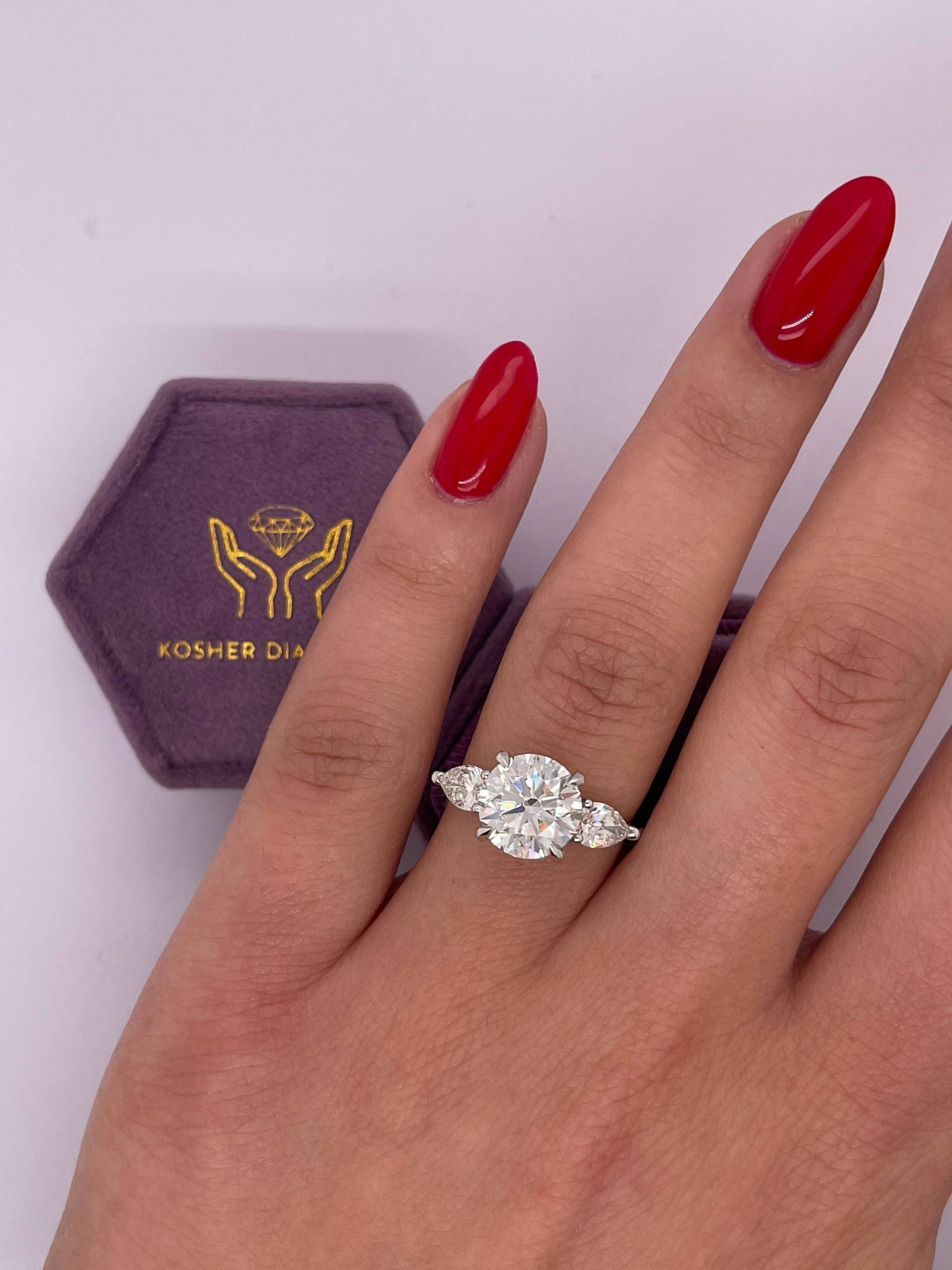 3.70 Karat Igi-Zertifizierte F-Farbe Vs1-Klarheit Rundschliff-Diamant-Drei-stein-Verlobungsring, 18K Weißgold Unikat von KosherDiamond