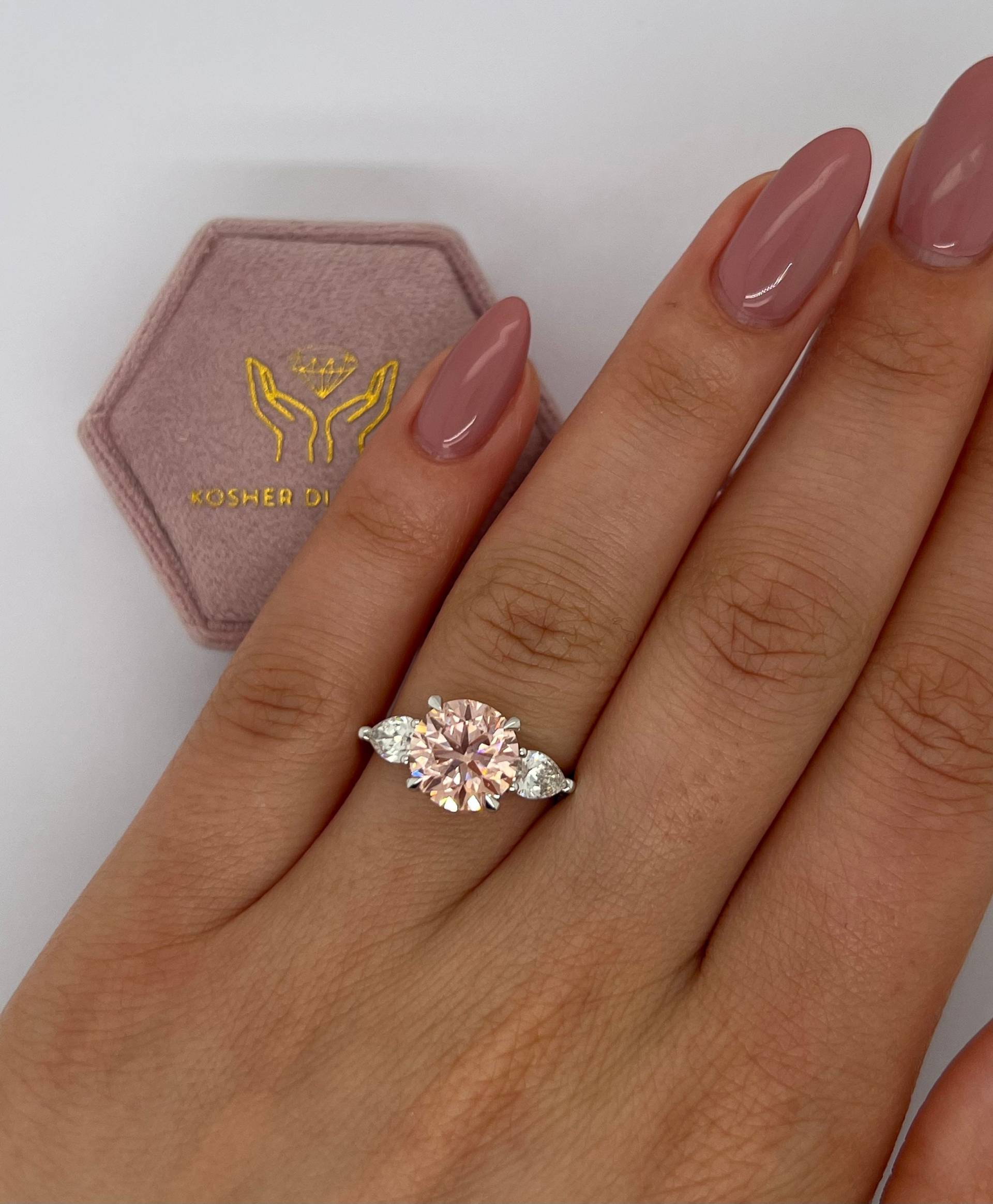 3.75 Karat Fancy Intense Pink Vs2 Round Lab Diamond Verlobungsring, Drei Stein Diamant Pear Side Diamonds, 18K Weißgold von KosherDiamond