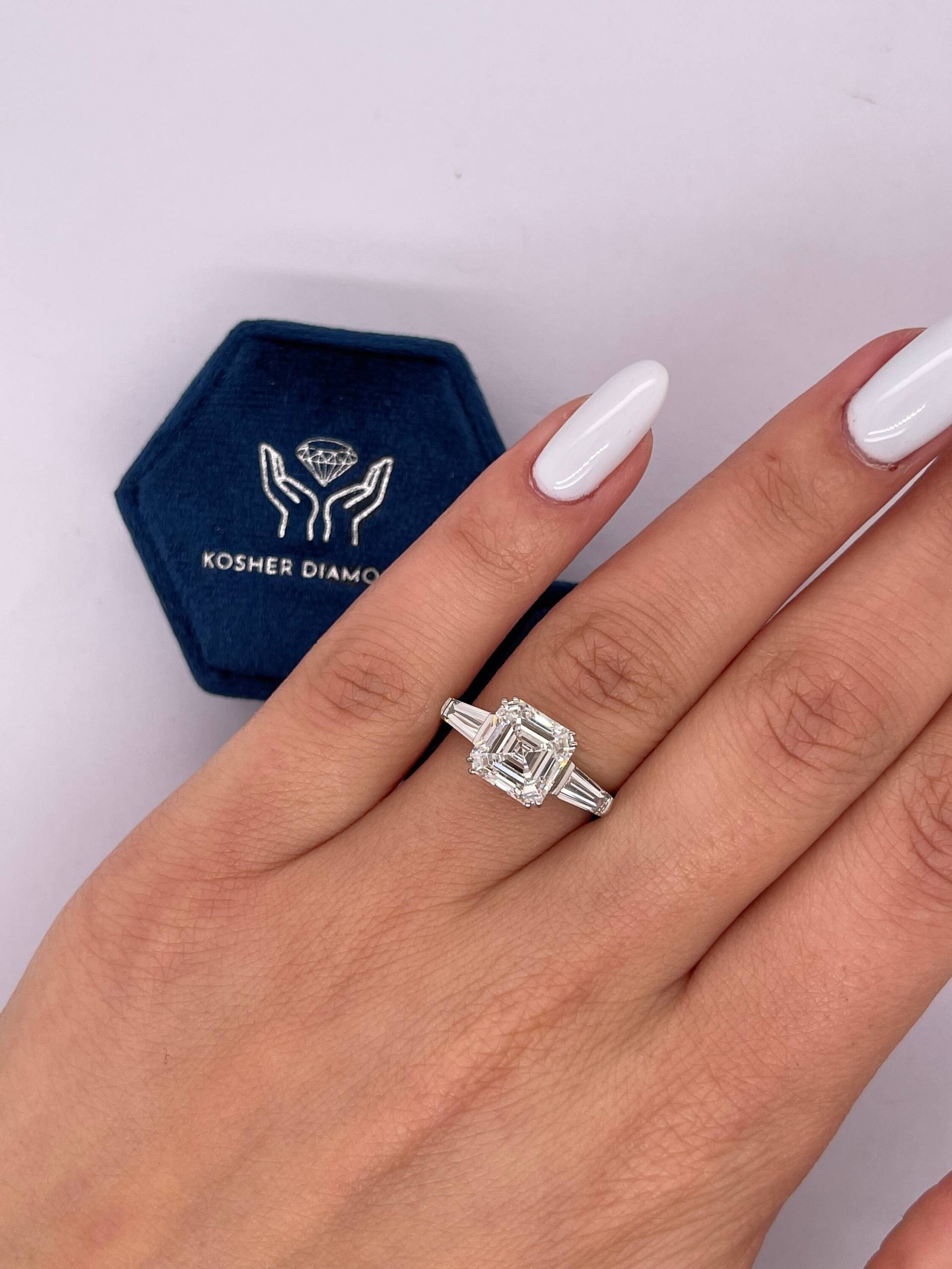 3.80 Karat Igi Certified F Farbe Vvs2 Klarheit Asscher Cut Drei Stein Lab Diamant Verlobungsring, Side Baguettes 14K Weißgold Unikat von KosherDiamond