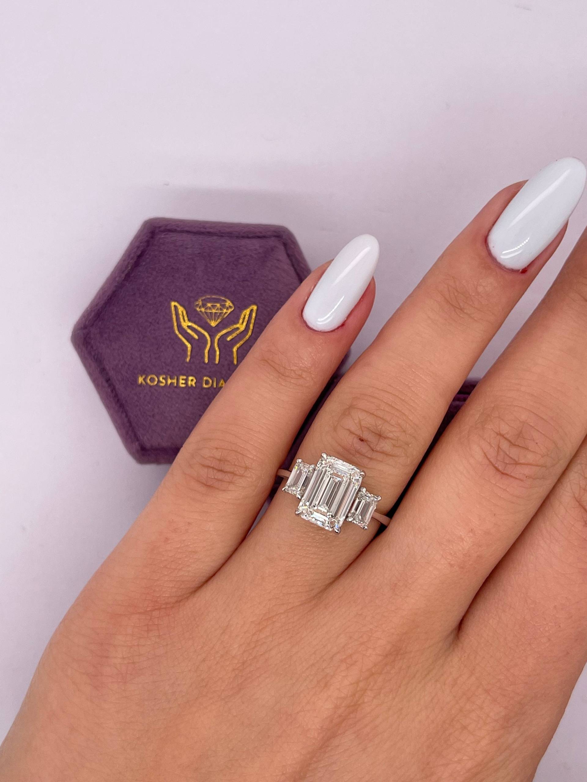 4 Karat E Farbe Vvs2 Klarheit Igi Zertifizierte Drei Stein Smaragd Schnitt Labor Gewachsen Diamant-Verlobungsring, 18 Weißgold 4 Karat E Farbe Vvs2 Klarheit Igi Zertifizierte Drei Stein Smaragd Schnitt Labor Gewachsen Diamant-Verlobungsring, 18 Weißgold von KosherDiamond