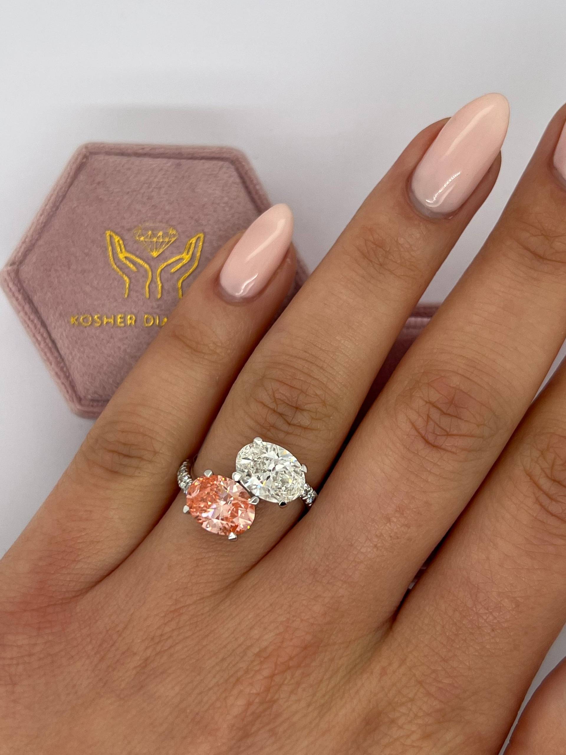 4.35 Ctw Vivid Pink Und E Farbe Vs1 Zwei Stein Oval Lab Diamant Verlobungsring Side Rounds, 750 Weißgold, Toi Et Moi Ring, You & Me Ring 4.35 Ctw Vivid Pink Und E Farbe Vs1 Zwei Stein Oval Lab Diamant Verlobungsring Side Rounds, 750 Weißgold, Toi Et Moi Ring, You & Me Ring von KosherDiamond