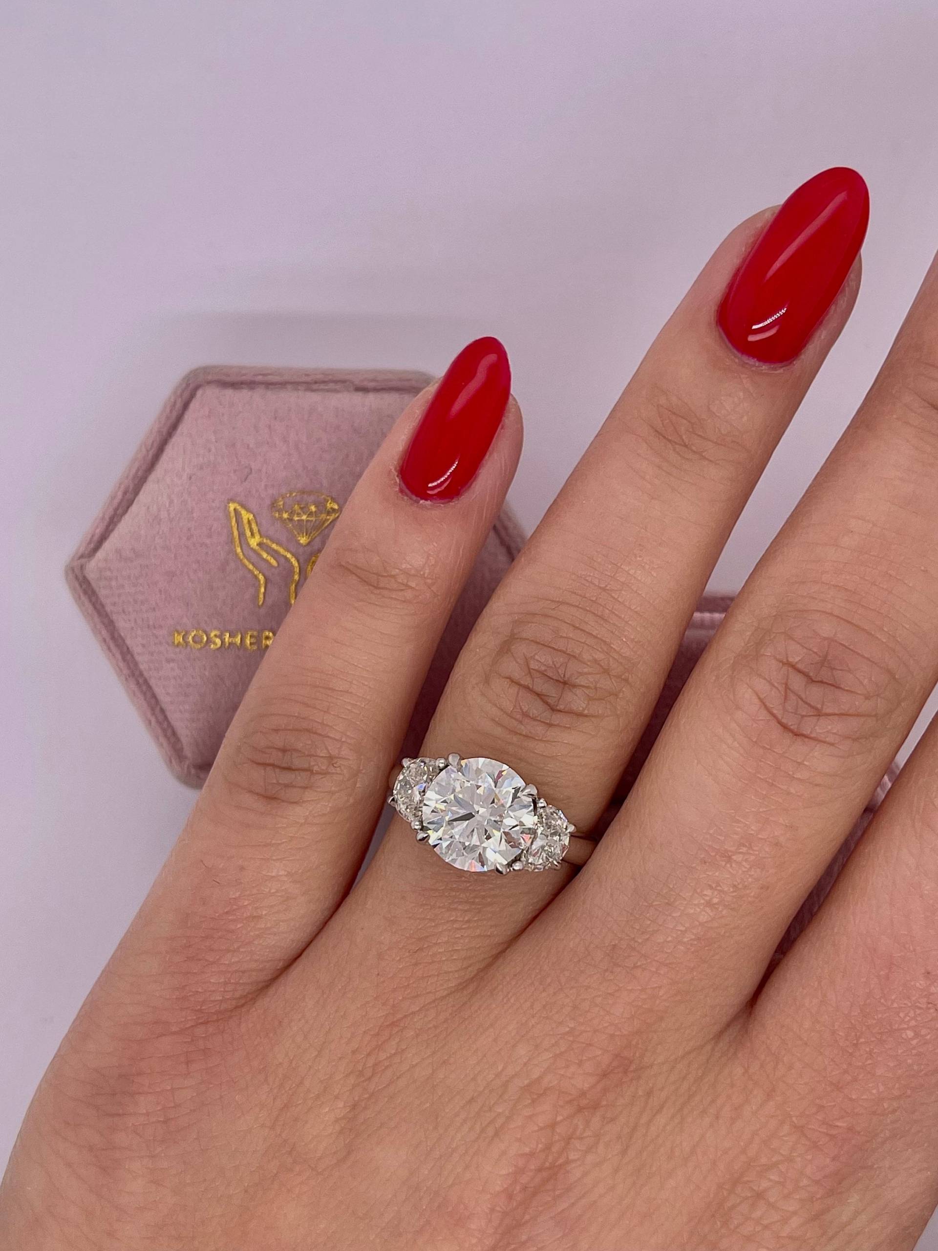 5 Karat Igi-Zertifizierte E-Farbe Vvs2 Klarheit Drei Stein Idealer Schnitt Runder Diamant-Verlobungsring, 18 Weißgold, Seitliche Halbmonde 5 Karat Igi-Zertifizierte E-Farbe Vvs2 Klarheit Drei Stein Idealer Schnitt Runder Diamant-Verlobungsring, 18 Weißgold, Seitliche Halbmonde von KosherDiamond