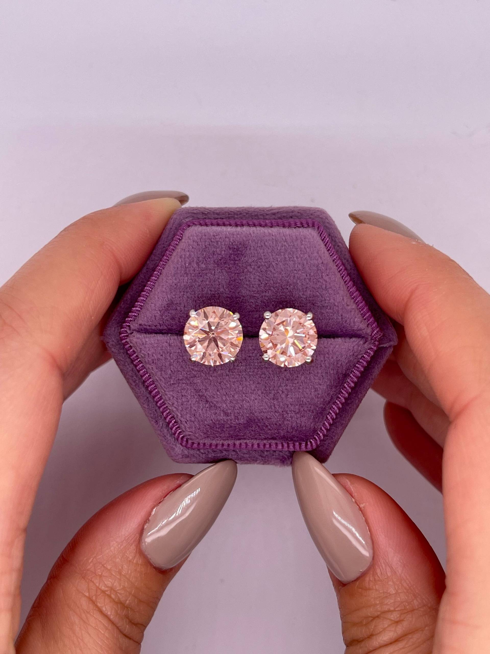 6 Karat Insgesamt Fancy Intense Pink Color Vs1 Igi-Zertifizierte Rundschliff-Diamant-Ohrstecker, Lab-Grown-Rosa-Diamanten 14K Weißgold von KosherDiamond