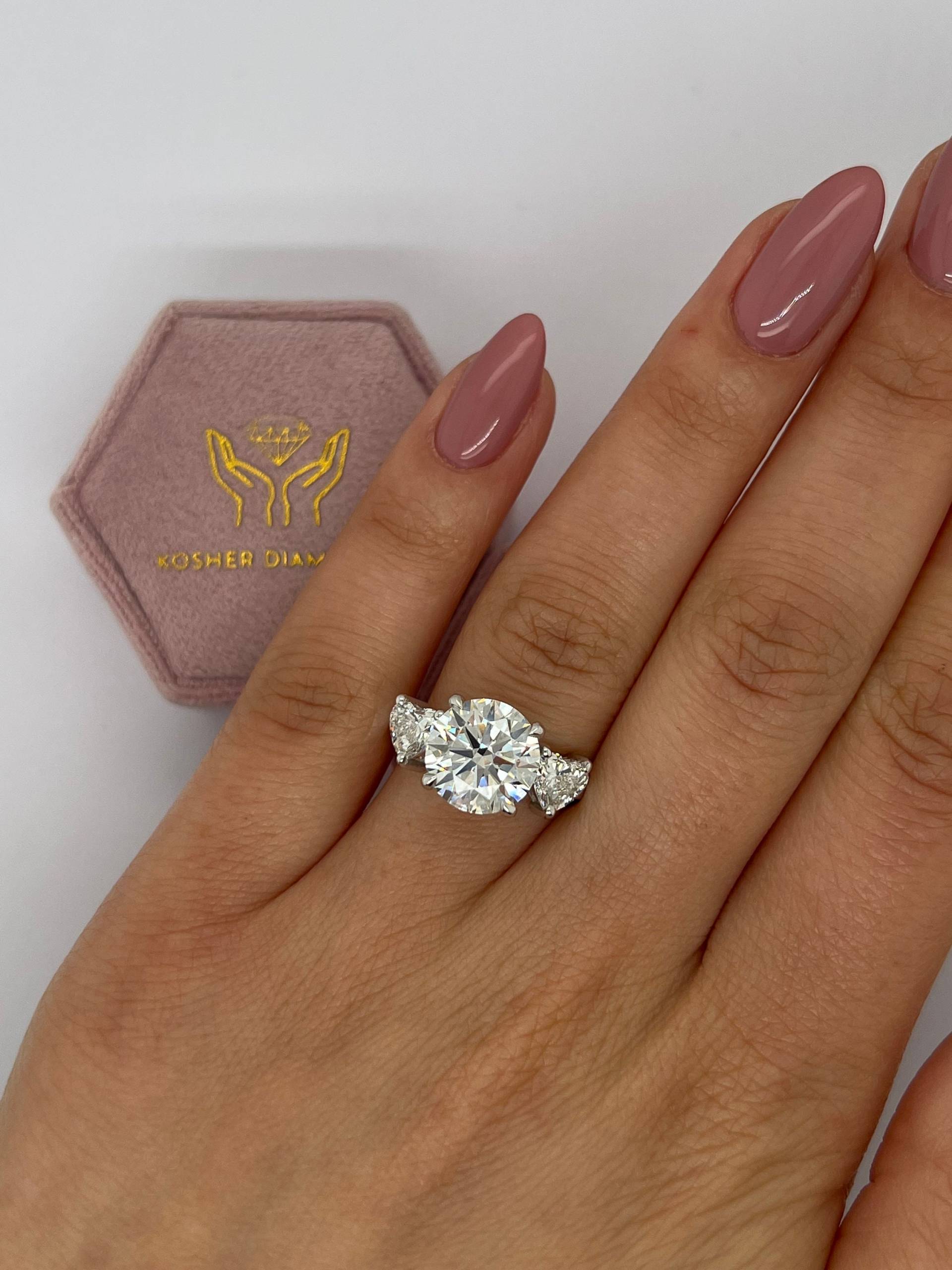 Rare Find 5 Karat Igi Zertifiziert F/Vvs2 Rund Diamanten Mit Ideal Schnitt Einzigartige Drei Stein Verlobungsring Seite Herz 18K Weißgold von KosherDiamond