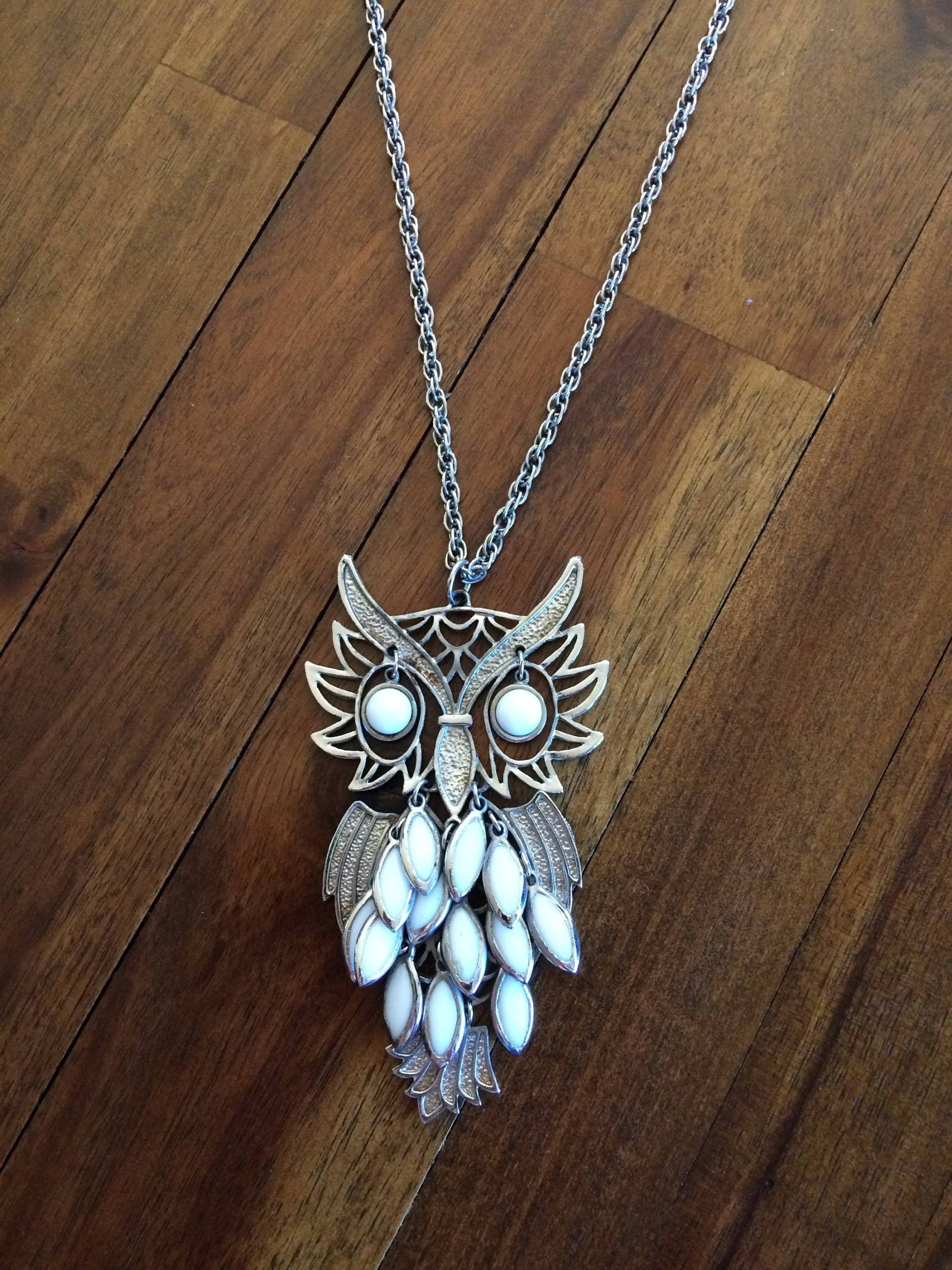 70Er Jahre Eule Halskette Anhänger Silber Ton Lang/Hippie Boho Schmuck Aussage Hexe Halloween 70Er Jahre Eule Halskette Anhänger Silber Ton Lang/Hippie Boho Schmuck Aussage Hexe Halloween von KosmicKalliope