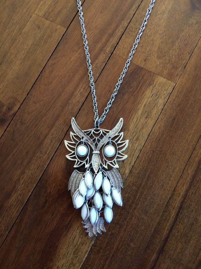 70Er Jahre Eule Halskette Anhänger Silber Ton Lang/Hippie Boho Schmuck Aussage Hexe Halloween 70Er Jahre Eule Halskette Anhänger Silber Ton Lang/Hippie Boho Schmuck Aussage Hexe Halloween von KosmicKalliope