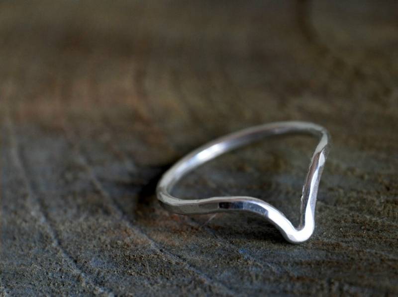 Chevron Sterling Silver Pebble Ring - Stacking Or Solitaire von Kosmika