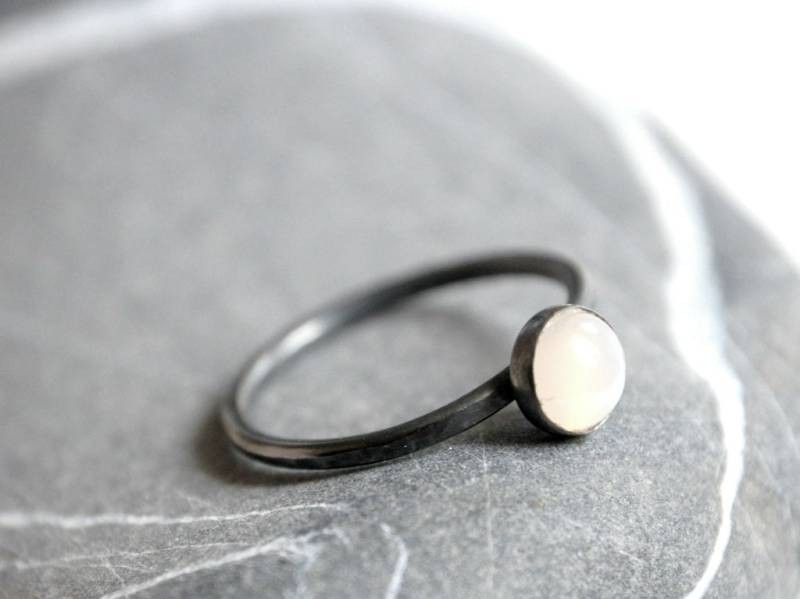 Dunkle Oxidized Sterling Silber Ring - Mit 6mm Mondstein Cabochon Made To Order Stapeln von Kosmika