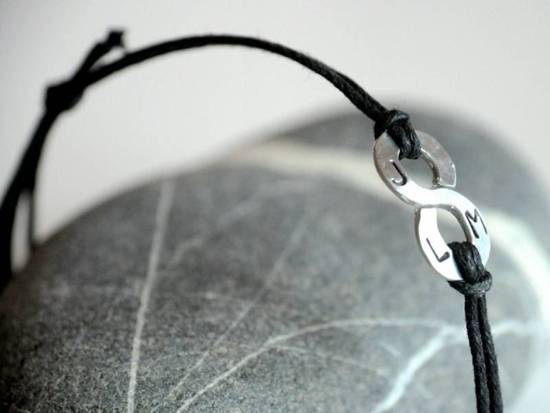 Infinity Bracelet Mit Anfänglicher - Aluminium Draht Männer Und Unisex Armband Auf Bestellung von Kosmika