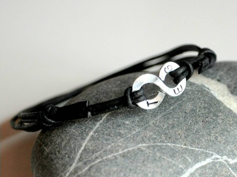 Infinity Bracelet Mit Anfänglicher - Leder Und Aluminium Draht Männer Unisex Armband Auf Bestellung von Kosmika