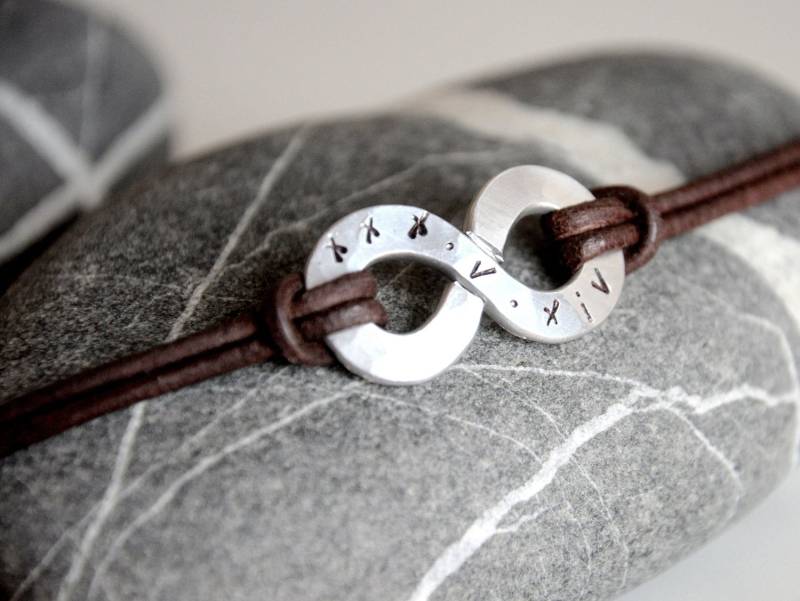 Infinity Bracelet Xl Mit Anfänglicher - Leder Und Aluminium Männer Unisex Armband Auf Bestellung von Kosmika