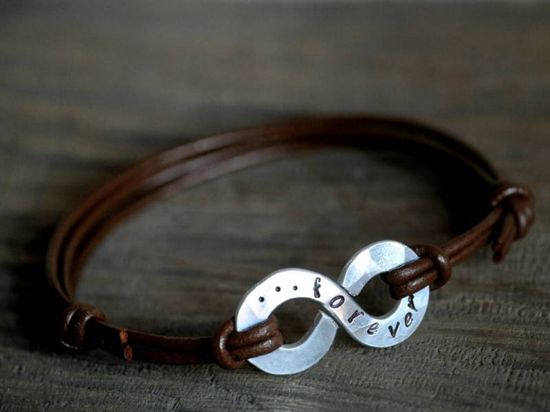 Infinity Bracelet Xl Mit Anfänglicher - Leder Und Aluminium Männer Unisex Armband Auf Bestellung von Kosmika