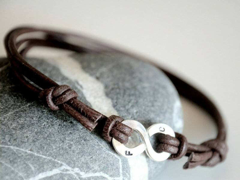 Infinity Silber Bracelet Mit Anfänglicher - Leder Und Männer Unisex Armband Auf Bestellung von Kosmika