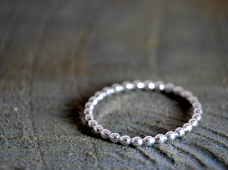 Klein Perlen Sterling Silber Ring - Stapelbar Auf Bestellung von Kosmika