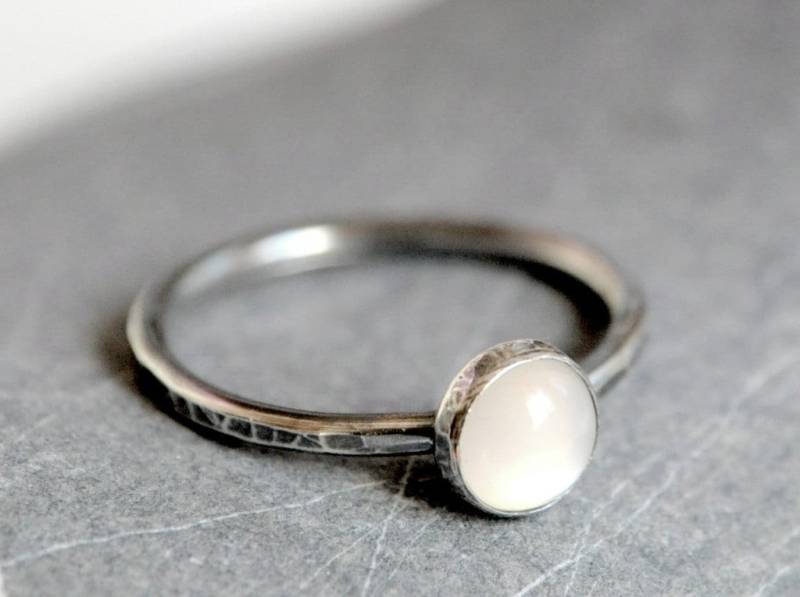 Oxidierter Sterling Silber Ring - Stapelring Mit 6mm Mondstein Cabochon Auf Bestellung von Kosmika