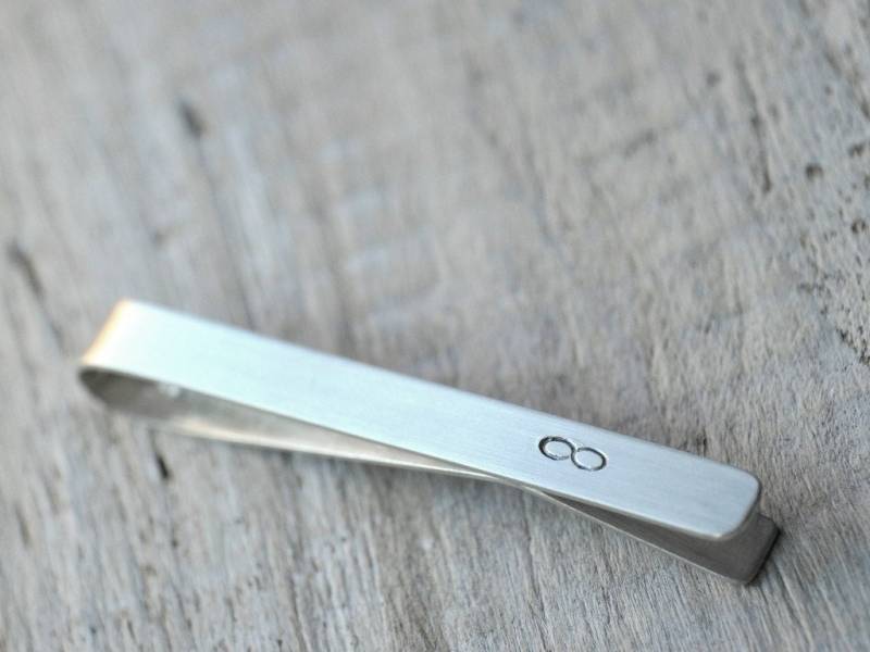 Personalized Sterling Silver Tie Bar With Custom Initials Or Numbers - For Regular Skinny Ties von Kosmika
