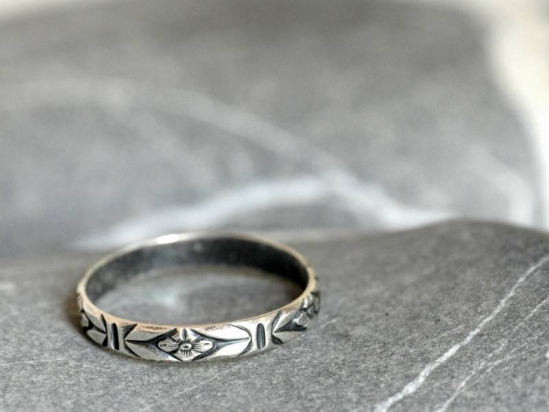 Silberring Mit Blumenmuster - Stapelbar Auf Bestellung von Kosmika