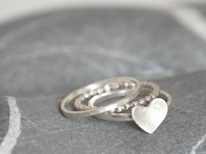 Stapelringe Satz Von Drei - Sterling Silber Herz Ring Und Kleinen Perlen Eine Einfache Band Made To Order von Kosmika