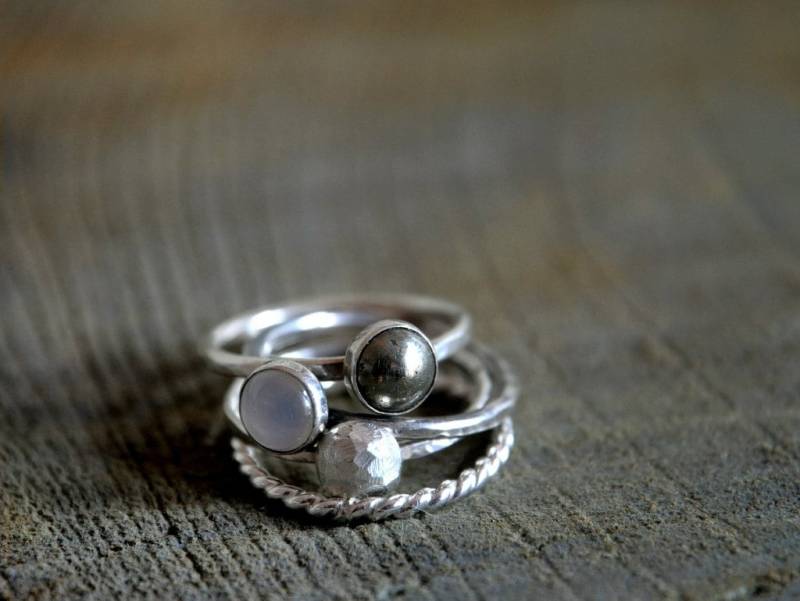 Stapelringe Satz Von Vier - Sterling Silber, Mondstein Und Pyrit von Kosmika
