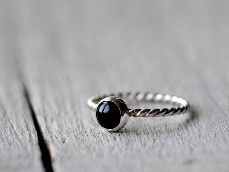Sterling Silver Onyx Stacking Ring, Patterned, Rope, Stackable 6mm Cabochon, Made To Order von Kosmika