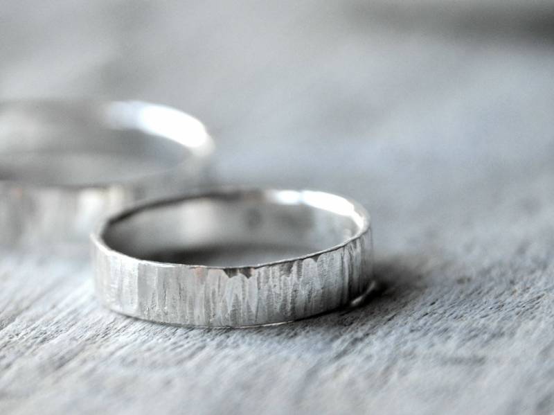 Textured Silver Wedding Bands, Custom Stamping On The Inside von Kosmika