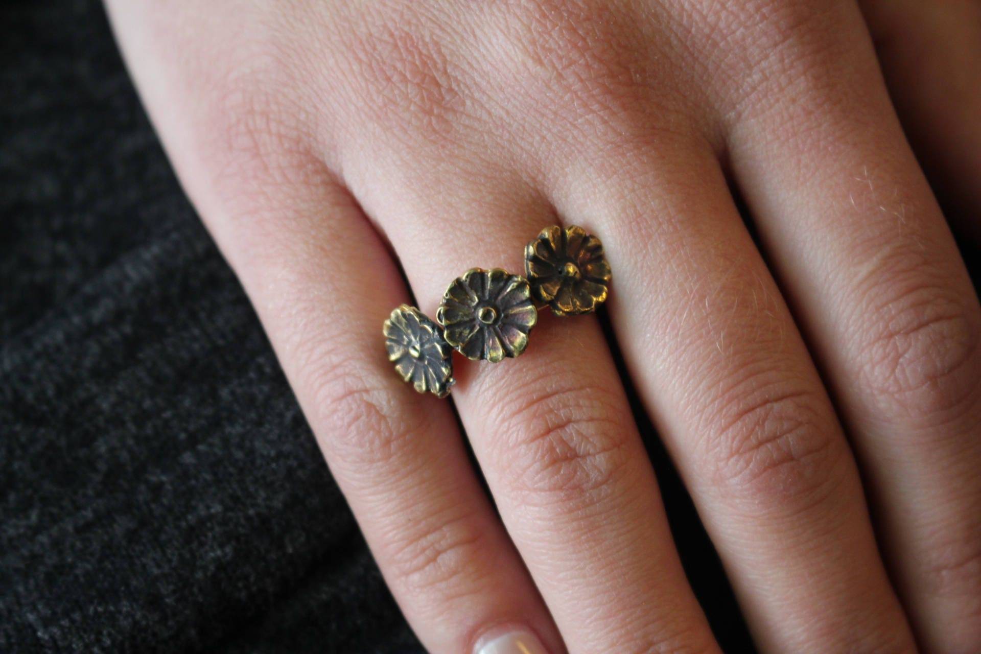 Verstellbar Bronze Ring Mit Blumenmuster Verstellbar Bronze Ring Mit Blumenmuster von KosmosByMarina