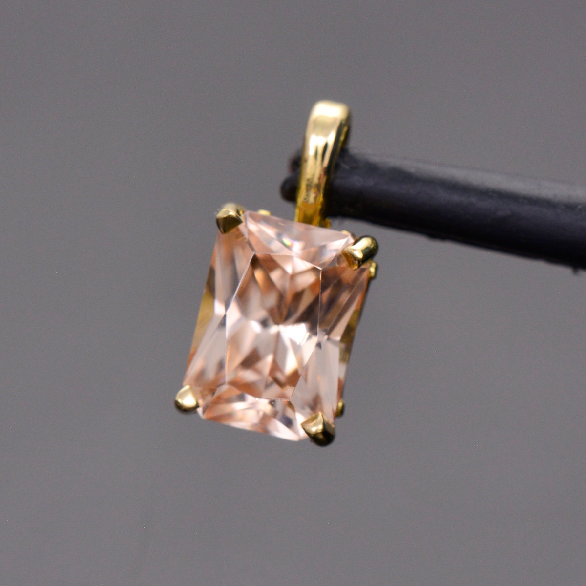Wunderschöner Champagner-Rosa-Zirkon in 18Kt Gelbgoldanhänger, 2, 40 Cts, 8 X 6 Mm, Strahlender Smaragdschliff, Spiraldesign von KosnarGemCo
