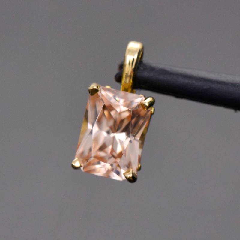 Wunderschöner Champagner-Rosa-Zirkon in 18Kt Gelbgoldanhänger, 2, 40 Cts, 8 X 6 Mm, Strahlender Smaragdschliff, Spiraldesign Wunderschöner Champagner-Rosa-Zirkon in 18Kt Gelbgoldanhänger, 2, 40 Cts, 8 X 6 Mm, Strahlender Smaragdschliff, Spiraldesign von KosnarGemCo