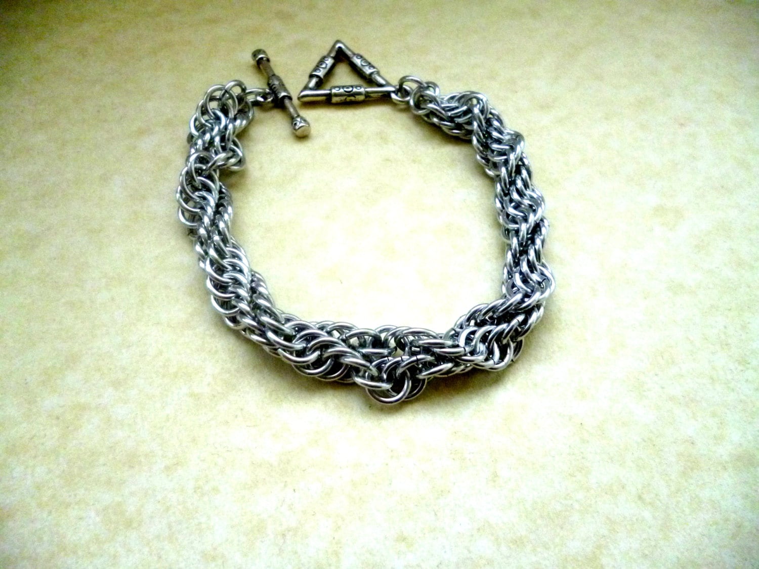 Chainmaille Spiralarmband Aus Aluminium Gedrehter Strandschmuck, 21 cm Chainmaille Spiralarmband Aus Aluminium Gedrehter Strandschmuck, 21 cm von Kostadinka