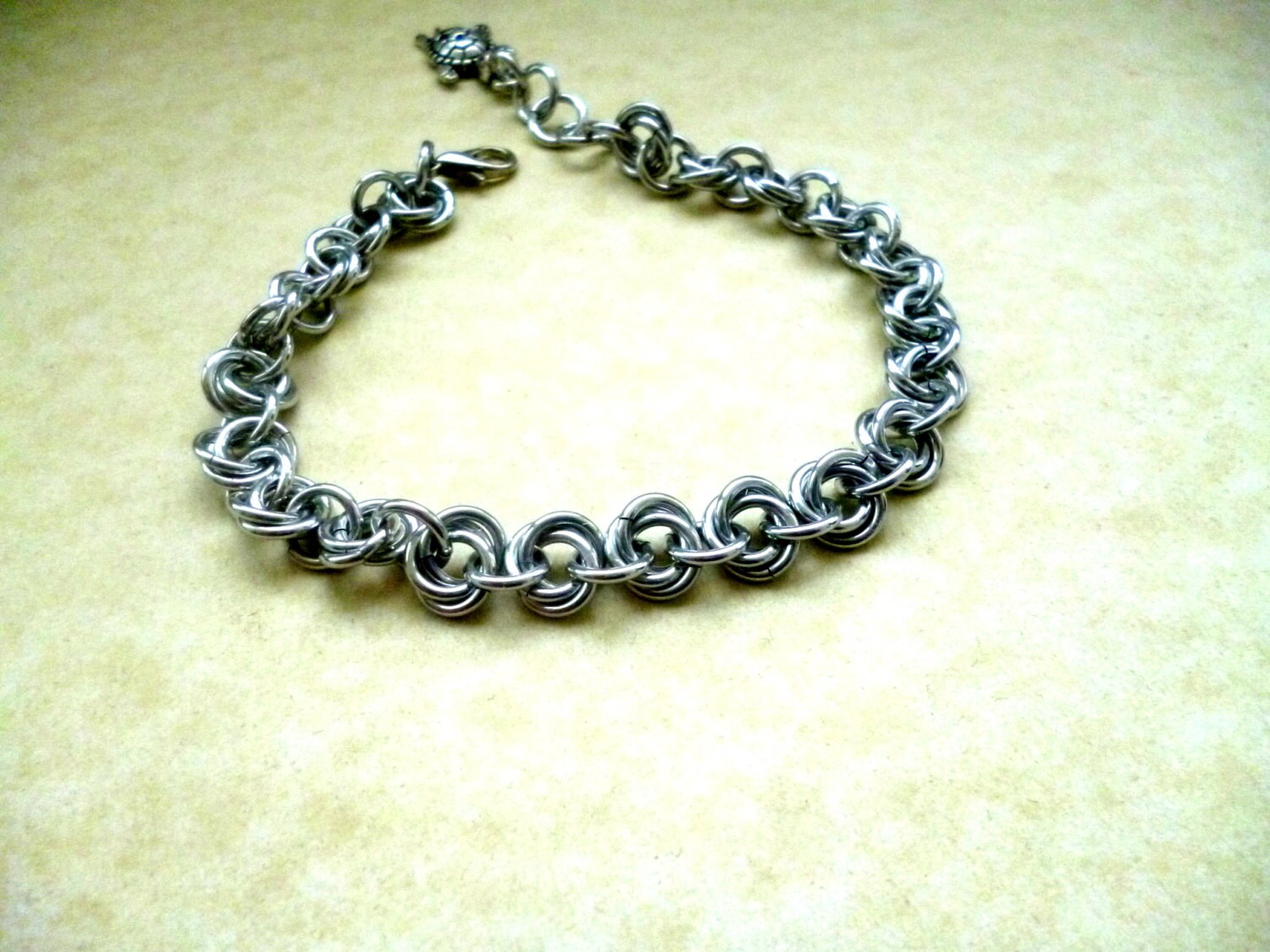 Flower Chainmaille Armreif Verstellbarer Aluminiumschmuck Flower Chainmaille Armreif Verstellbarer Aluminiumschmuck von Kostadinka