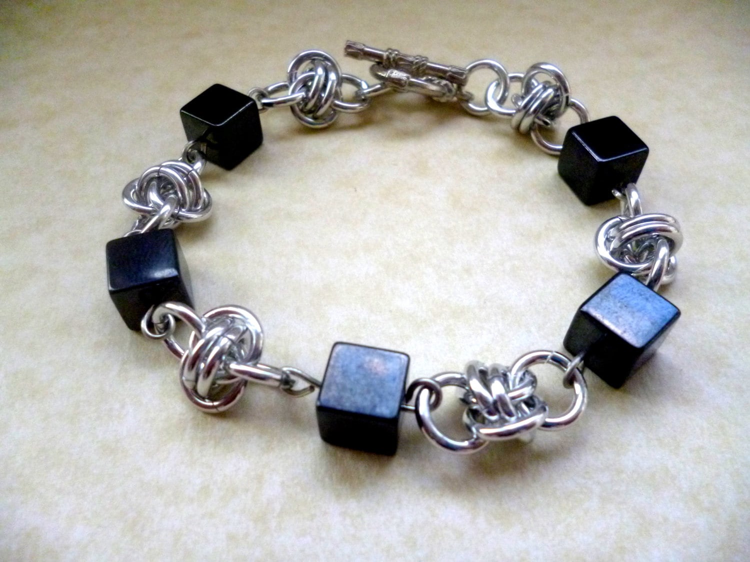 Hämatit Magnet Für Männer Chainmaille Detail Hämatit Magnet Für Männer Chainmaille Detail von Kostadinka