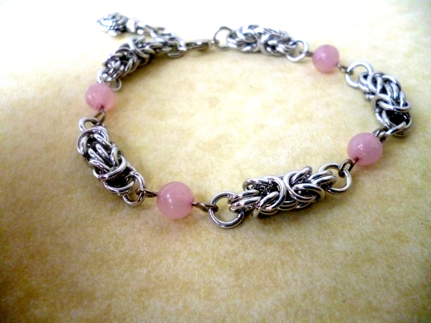 Rosenquarz Chainmaille Armband Aluminium Byzantiner Geflecht Rosenquarz Chainmaille Armband Aluminium Byzantiner Geflecht von Kostadinka