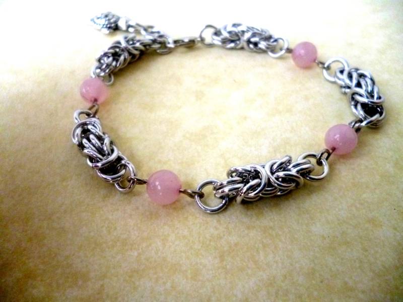 Rosenquarz Chainmaille Armband Aluminium Byzantiner Geflecht Rosenquarz Chainmaille Armband Aluminium Byzantiner Geflecht von Kostadinka