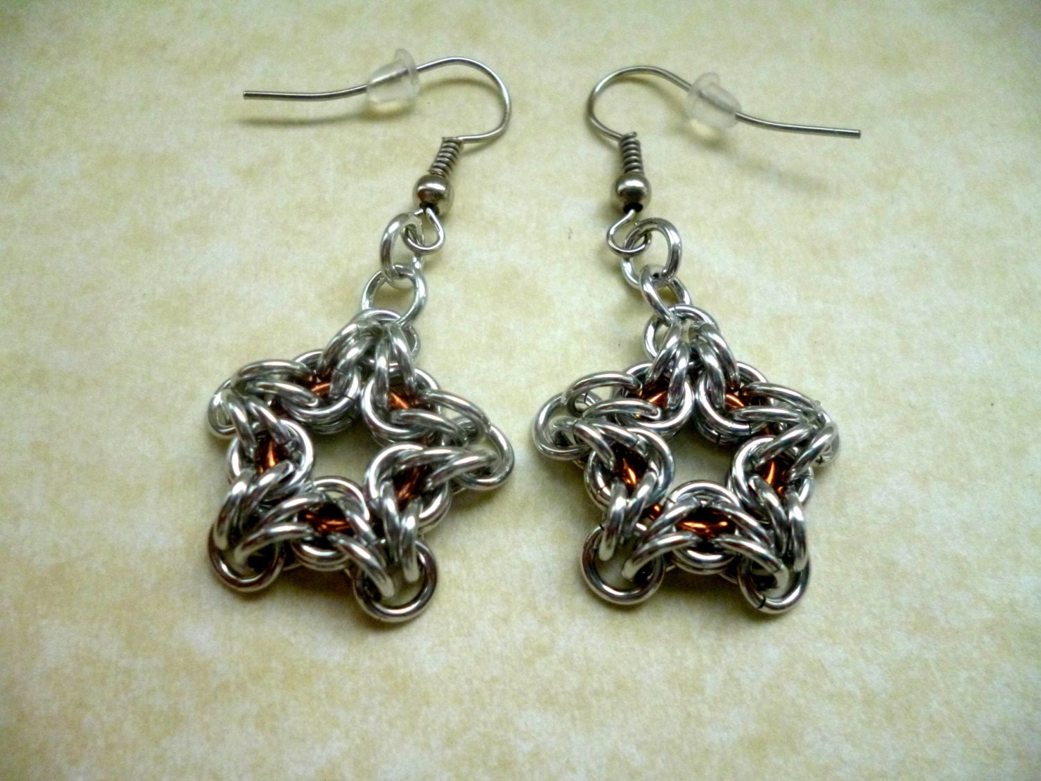 star Chainmaille Ohrringe Aluminium & Bronze Ohrringe star Chainmaille Ohrringe Aluminium & Bronze Ohrringe von Kostadinka