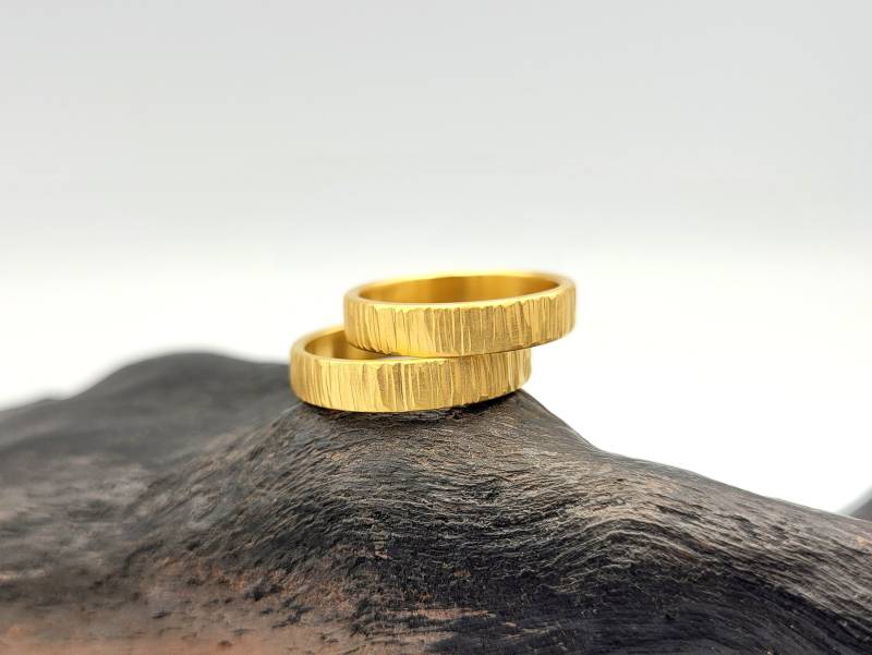 Gehämmerte Baumrinde Ehering Set, Vergoldete Silber Paare Bands von KostisDesigns