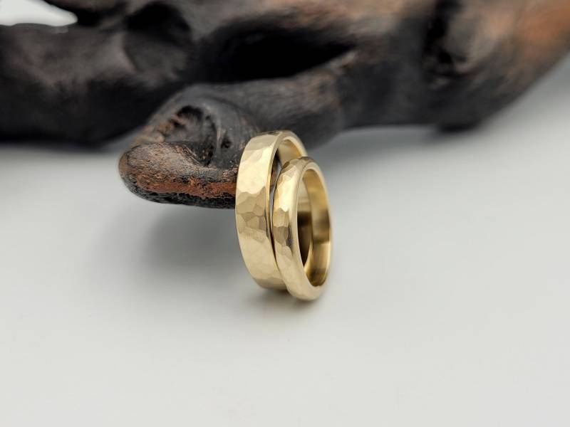 Gehämmertes Gold Ehering Set, Gebürstete Rustikale Passende Bands von KostisDesigns