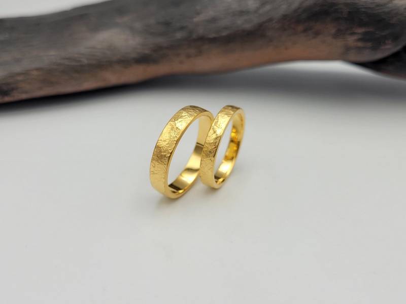 Gehämmertes Vergoldetes Ehering Set, Sterling Silber Gehämmerte Passende Bands von KostisDesigns