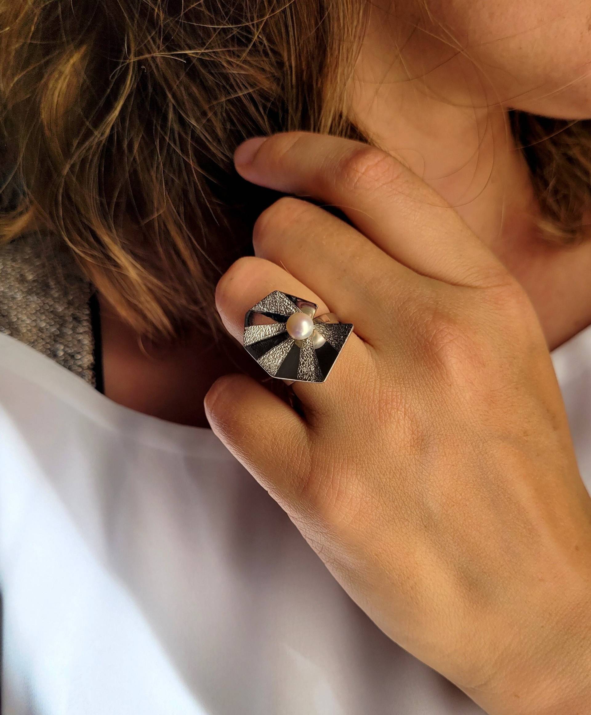 Sterling Silber Floral Perle Statement Ring, Verstellbar von KostisDesigns